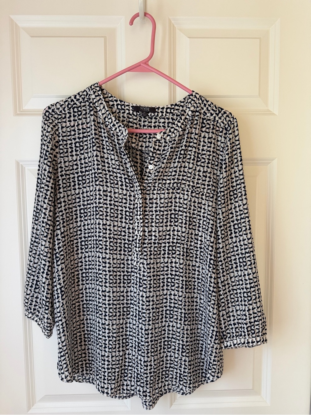NYDJ Black and White Geometric Patterned V-Neck Blouse